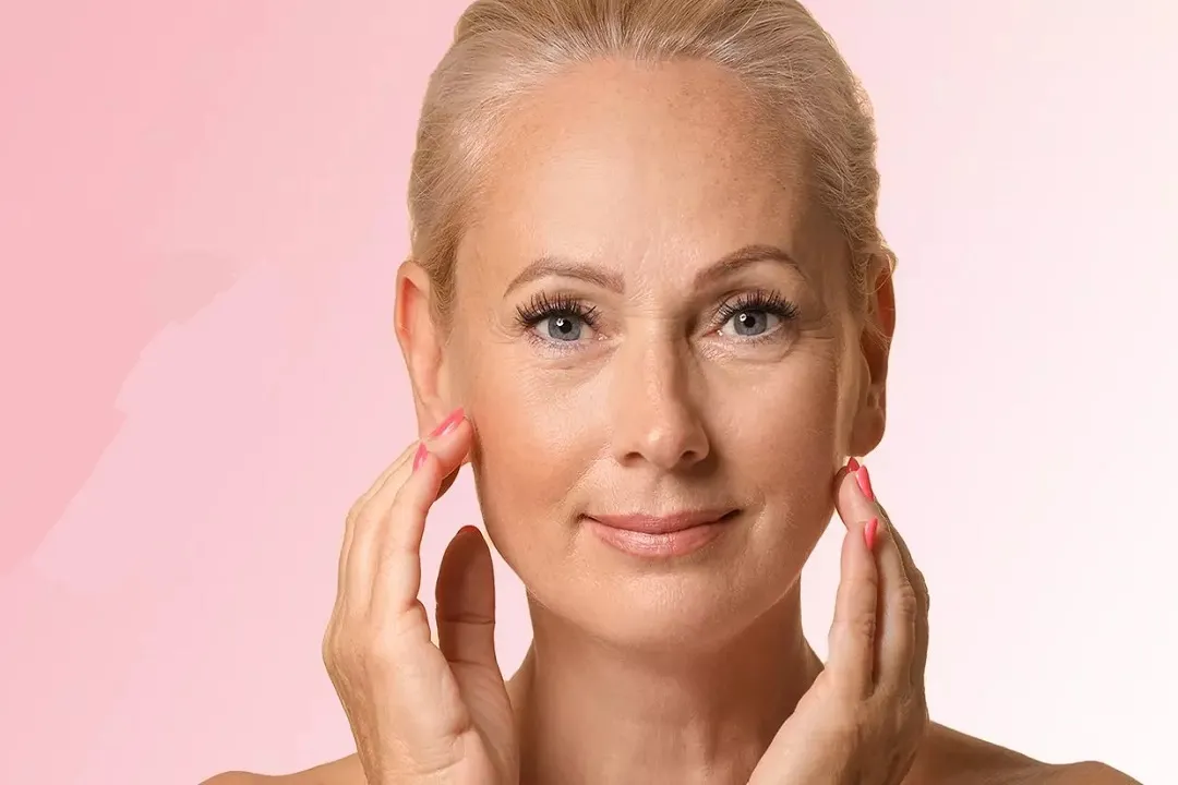 مواد مؤثره‌ای مانند پپتیدها (Peptides) و رتینول (Retinol) به تولید کلاژن کمک می‌کنند و چین و چروک‌ها را کاهش می‌دهند.