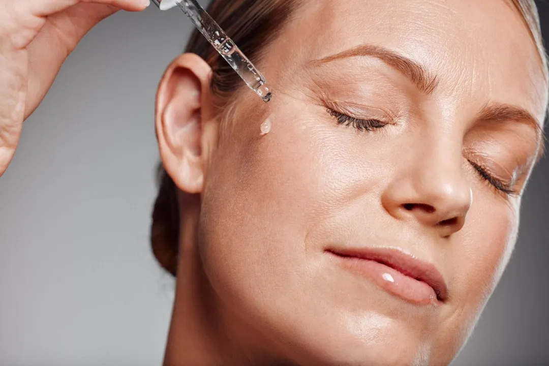 هیالورونیک اسید (Hyaluronic Acid)، روغن‌های مغذی و ویتامین‌ها به آبرسانی و تغذیه پوست کمک فراوانی می‌کنند.