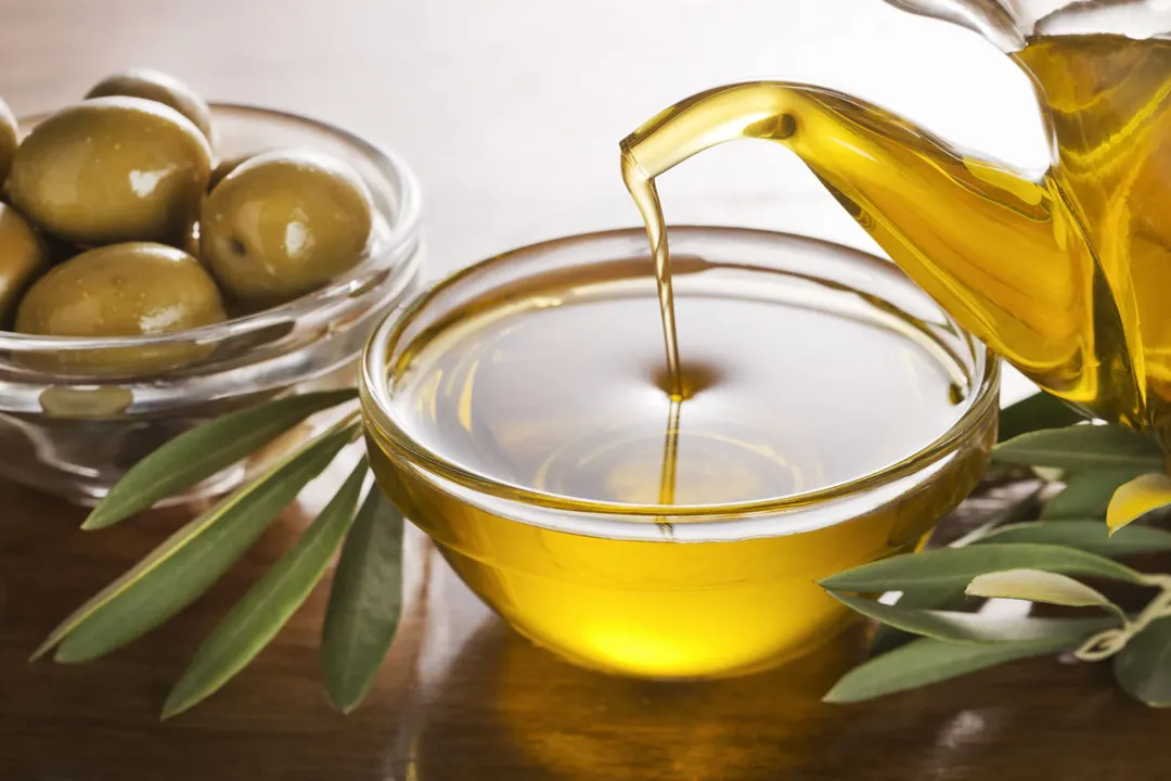 روغن زیتون با خفه کردن شپش‌ها، می‌تواند به کاهش تعداد آن‌ها کمک کند.