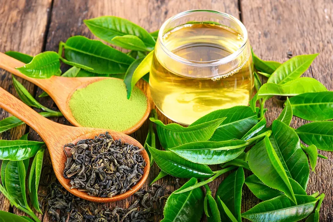 موادی مانند عصاره چای سبز و عصاره شیرین‌بیان به کاهش التهاب و تسکین پوست پس از اصلاح کمک می‌کنند.