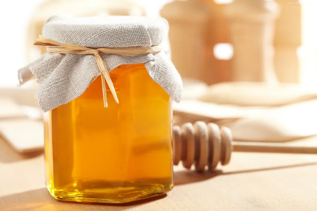 ماسک‌های آبرسان حاوی عسل می‌توانند رطوبت پوست را به طور عمقی تأمین کنند.