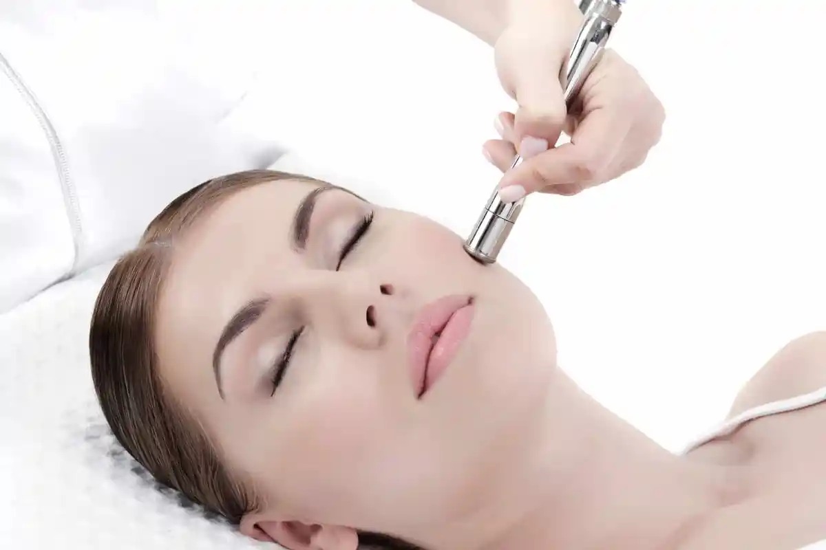 در میکرودرم ابریژن، با استفاده از ذرات ریز کریستالی، لایه‌ای از سلول‌های مرده پوست برداشته می‌شود و پوست تازه و شاداب‌تر نمایان می‌شود.