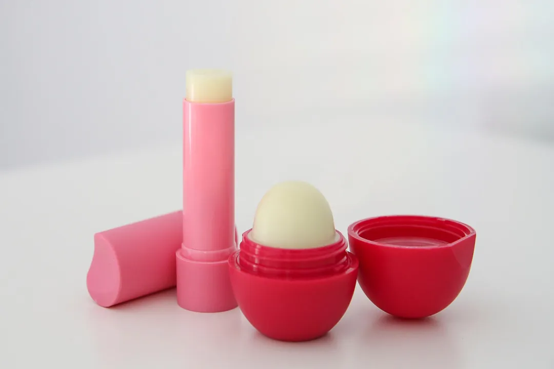 بالم لب‌ طبیعی اغلب فاقد مواد نگهدارنده شیمیایی، رنگ‌ مصنوعی و عطر شیمیایی است