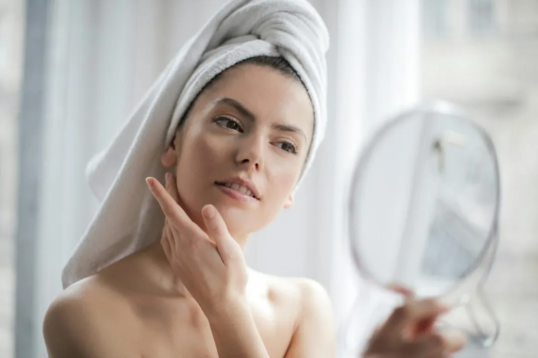 معمولاً آغاز پکیج با پاکسازی پوست از آلودگی‌ها و سلول‌های مرده همراه است.